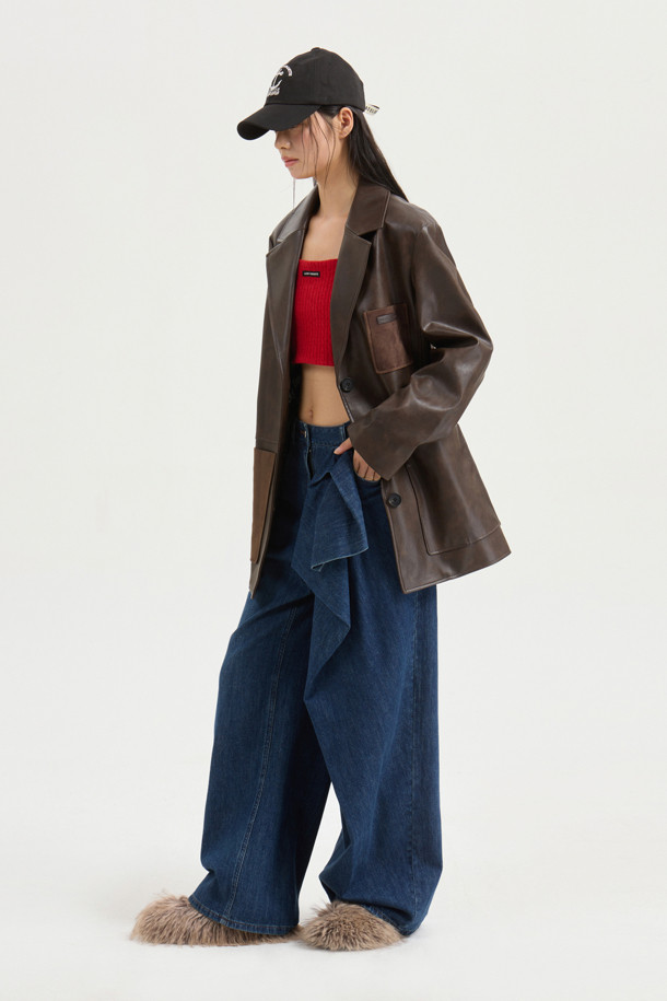 페이크 레더 싱글 재킷(브라운)은 가을, 겨울에 어울리는 여성용 자켓입니다. 부드러운 촉감의 인조 가죽과 스웨이드 소재로 제작되었으며, 두꺼운 두께감으로 따뜻함을 더했습니다. 클래식과 캐주얼 스타일을 모두 소화할 수 있으며, 무지 패턴에 스트레이트 핏으로 어떤 옷에도 잘 어울립니다. 테일러드 코트 타입에 싱글 버튼 여밈 방식으로, 가슴 포켓, 아웃 포켓, 로고 패턴 안감, 로고 와펜 디테일이 돋보입니다. 데이트룩, 가을 나들이룩, 겨울 데일리룩에 활용하기 좋습니다.
