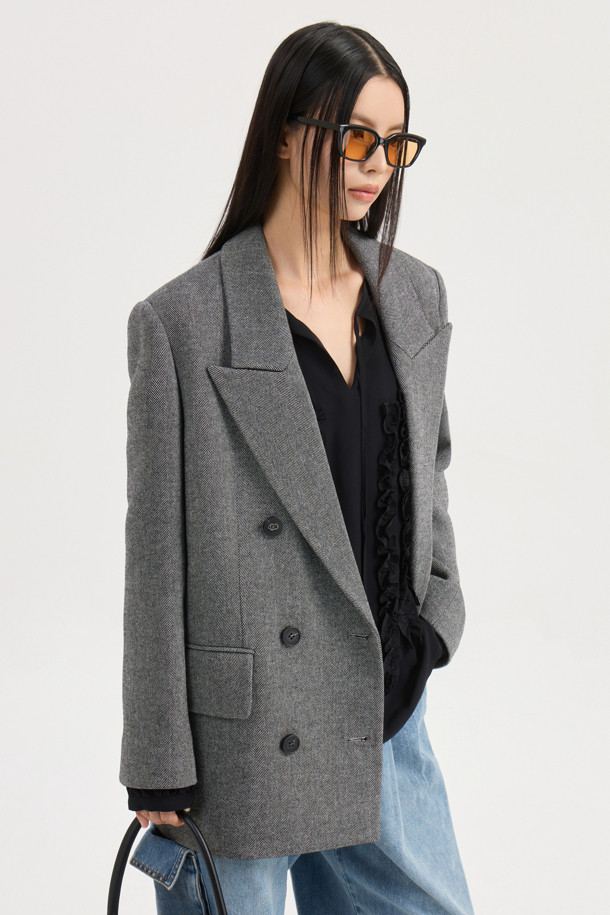 헤링본 더블 재킷 (grey)는 여성스러운 라인을 살려주는 일자핏의 클래식한 더블 코트 타입 재킷입니다. 가을, 겨울 시즌에 적합하며, 울 소재로 제작되어 두꺼운 두께감을 자랑합니다. 그레이 컬러의 헤링본 패턴이 세련된 분위기를 더하며, 어깨 패드와 엠블럼 포인트 단추 디테일로 고급스러움을 강조했습니다. 안감은 LUCKY 로고 패턴으로 디자인되어 있으며, 오피스룩, 출근룩, 모임룩 등 다양한 TPO에 활용하기 좋습니다. 미니멀, 시크한 스타일을 선호하는 여성에게 추천합니다.
