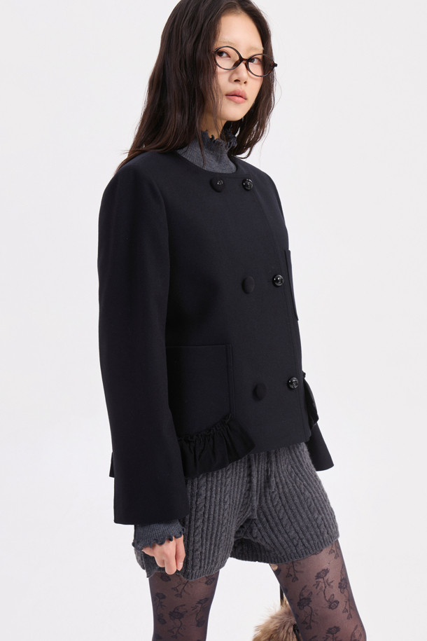 세련된 무드의 라운드 넥 트위드 재킷 (블랙)을 소개합니다. 울과 캐시미어 혼방 소재로 제작되어 부드러운 촉감과 뛰어난 보온성을 자랑하며, 가을과 겨울 시즌에 제격입니다. 클래식하고 엘레강스한 무드를 더하는 체크 패턴과 싱글 버튼 여밈, 루즈핏 디자인이 특징입니다. 금속 단추와 프릴 디테일로 포인트를 주었으며, 럭키 로고 패턴 안감으로 고급스러움을 더했습니다. 오피스룩, 모임룩, 소개팅룩 등 다양한 TPO에 활용 가능하며, 클래식, 미니멀, 시크한 스타일을 연출하기 좋습니다.
