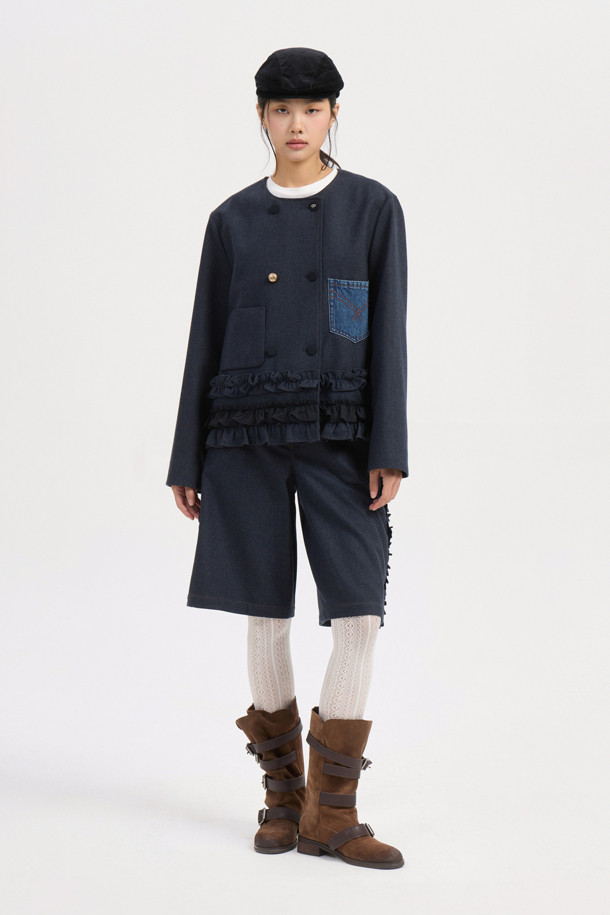 네이비 색상의 No Collar 크롭 더블 재킷입니다. 여성 의류로, 캐주얼, 미니멀, 클래식 스타일을 연출하기 좋습니다. 데이트룩에 잘 어울리며, 봄, 가을에 착용하기 적합합니다. 데님 포켓 디테일과 밑단 프릴 장식이 돋보이며, LUCK 로고 패턴 안감으로 포인트를 더했습니다. 일자핏의 크롭 기장으로, 트렌디한 스타일을 완성해보세요.
