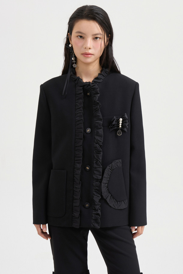 [Atelier] 라운드넥 프릴 트위드 재킷 (블랙)은 가을과 겨울, 당신의 우아함을 돋보이게 해 줄 여성용 아우터입니다. 클래식하고 우아한 스타일을 강조하며, H라인 핏과 톤온톤 블랙 컬러로 시크한 매력을 더합니다. 울 소재에 두꺼운 두께감으로 따뜻함을 선사하며, 라운드넥과 프릴 디테일이 여성스러운 포인트를 더합니다. 어깨 패드, 셔링 디테일, 비대칭 포켓, 로고 패턴 안감, 스트라이프 소매 안감 등 섬세한 디테일이 돋보이는 이 재킷은 오피스룩, 모임룩, 연말 모임룩까지 폭넓게 활용 가능합니다.
