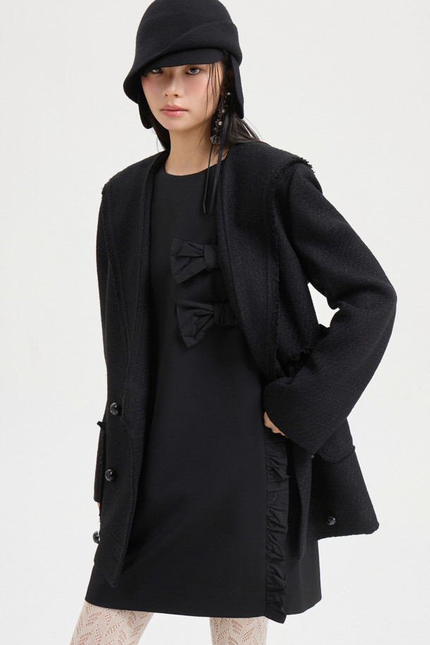 [Atelier] 세일러 트위드 재킷 (블랙)은 클래식과 유니크 스타일을 동시에 느낄 수 있는 여성용 아우터입니다. 봄, 가을에 어울리는 중간 두께감의 트위드 소재로 제작되었으며, 세일러 카라 디자인과 블랙 컬러가 시크한 분위기를 연출합니다. 힙 기장의 레귤러핏 싱글 버튼 자켓으로, 니트 프릴 디테일과 포켓 수술 장식이 돋보입니다. [Atelier] 로고 패턴 안감과 금속 로고 버튼이 고급스러움을 더하며, 데이트룩, 오피스룩, 모임룩 등 다양한 TPO에 활용하기 좋습니다.
