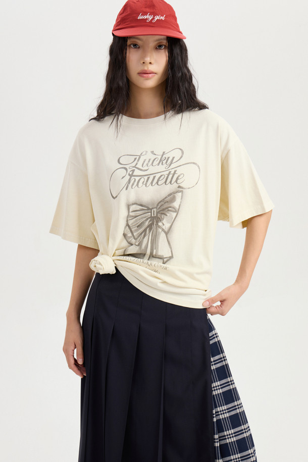 머테리얼 믹스 플리츠 롱 스커트 (멀티 컬러)는 체크와 솔리드 패턴을 믹스하여 캐주얼하면서도 세련된 스타일을 연출합니다. 블랙과 네이비 두 가지 색상으로 출시되어 다양한 상의와 매치하기 용이하며, 겨울철 데일리룩에 활용하기 좋습니다. 옆 지퍼 여밈과 앞 슬릿 디테일이 편안한 착용감과 활동성을 제공합니다. 플리츠 핏의 롱 스커트로 클래식하고 미니멀한 무드를 더해줍니다.
