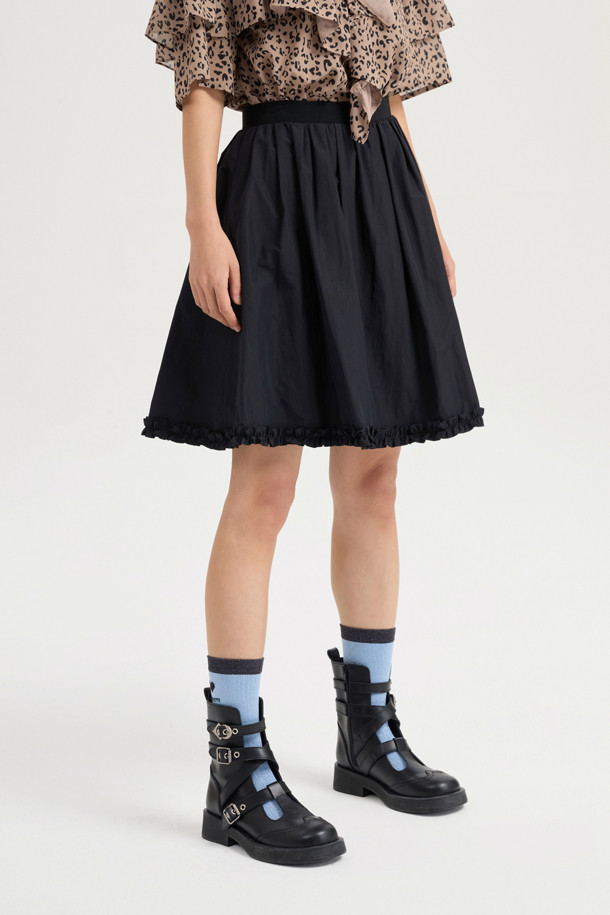 솔리드 밴딩 미디 스커트 (블랙)는 캐주얼하면서도 유니크한 스타일을 연출하는 여성 미디 스커트입니다. 허리 밴딩과 옆 라인 지퍼 디테일로 편안한 착용감을 선사하며, 턱 셔링과 밑단 러플 디자인이 더해져 볼륨감 있는 A라인 핏을 완성합니다. 사계절 내내 활용 가능하며, 동네 마실룩이나 카페룩 등 다양한 TPO에 잘 어울립니다. 캐주얼, 미니멀, 클래식 스타일을 선호하는 분들께 추천합니다. 나일론과 폴리에스터 혼방 소재로 제작되어 부드러운 촉감을 느낄 수 있습니다.
