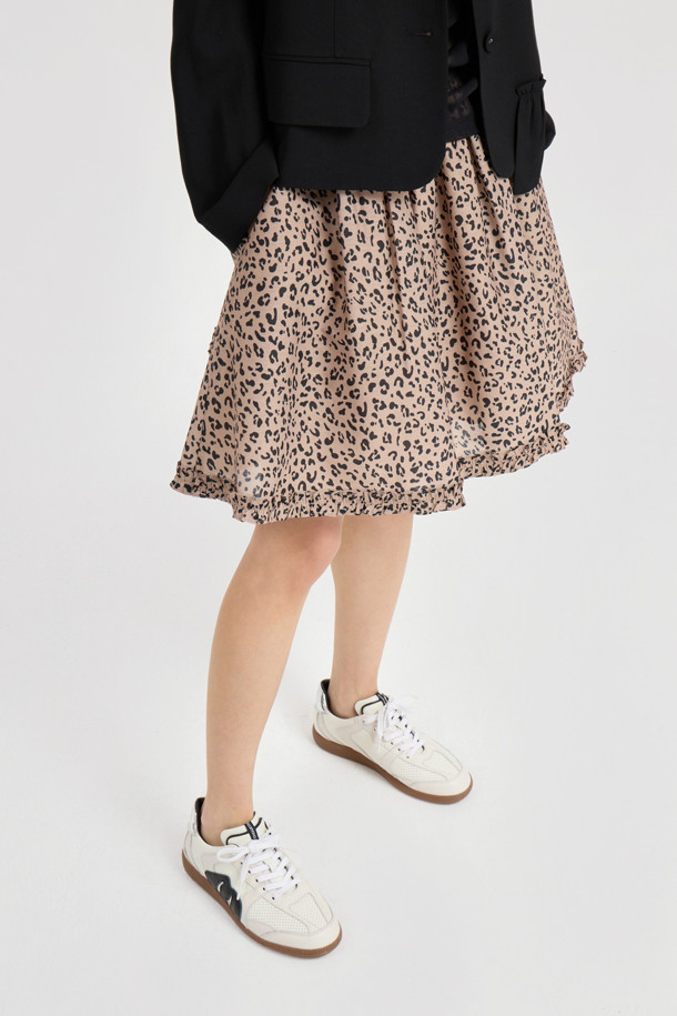 레오파드 밴딩 미디 스커트(브라운)는 여성스러운 룩을 연출하는 데 최적의 아이템입니다. 브라운 컬러의 레오파드 패턴이 유니크한 무드를 더하며, A라인 핏으로 다리가 더욱 슬림해 보이는 효과를 줍니다. 허리 밴딩과 밑단 러플 디테일이 편안함과 스타일리시함을 동시에 선사하며, 데이트룩, 모임룩, 카페룩 등 다양한 TPO에 활용 가능합니다. 나일론과 폴리에스터 혼방 소재로 제작되어 사계절 내내 즐겨 입을 수 있으며, 클래식, 레트로, 미니멀 등 폭넓은 스타일을 소화합니다. 옆 지퍼 디테일로 편안하게 착용할 수 있습니다.
