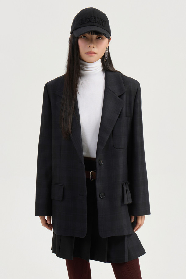 텍스쳐 블록 플리츠 미디 스커트 (블랙)는 가을, 겨울 시즌에 어울리는 여성용 미디 스커트입니다. H라인과 플리츠 디테일이 돋보이는 디자인으로, 클래식하면서도 유니크한 스타일을 연출합니다. 울 혼방 소재에 두꺼운 두께감으로 따뜻하게 착용할 수 있으며, 체크 패턴이 세련된 포인트를 더합니다. 허리 부분 브라운 스웨이드 배색과 옆 라인 지퍼, 벨트고리 디테일이 돋보이며, 로우라이즈 스타일 연출도 가능합니다. 오피스룩, 모임룩, 겨울 데일리룩 등 다양한 TPO에 활용 가능한, 미니멀하고 시크한 매력의 스커트입니다.
