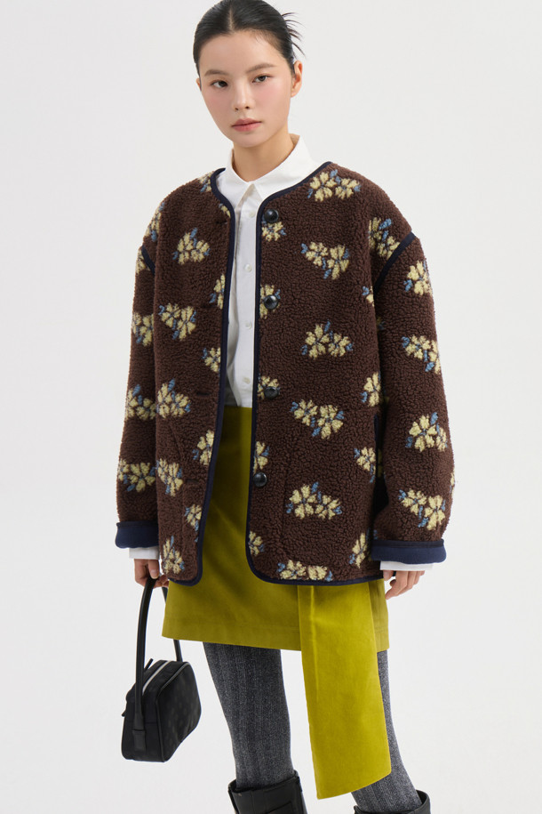 리본 포인트 스웨이드 미니 스커트 (라임)는 부드러운 스웨이드 소재로 제작되어 봄, 가을에 착용하기 좋습니다. H라인 핏과 무지 패턴으로 클래식하면서도 유니크한 스타일을 연출하며, 데일리룩과 모임룩에 모두 잘 어울립니다. 라임 컬러와 벨벳 배색 포인트가 산뜻함을 더하고, 옆 지퍼 여밈으로 편안하게 착용할 수 있습니다. 오버사이즈 아우터와 코디하여 스타일리시한 룩을 완성해 보세요.
