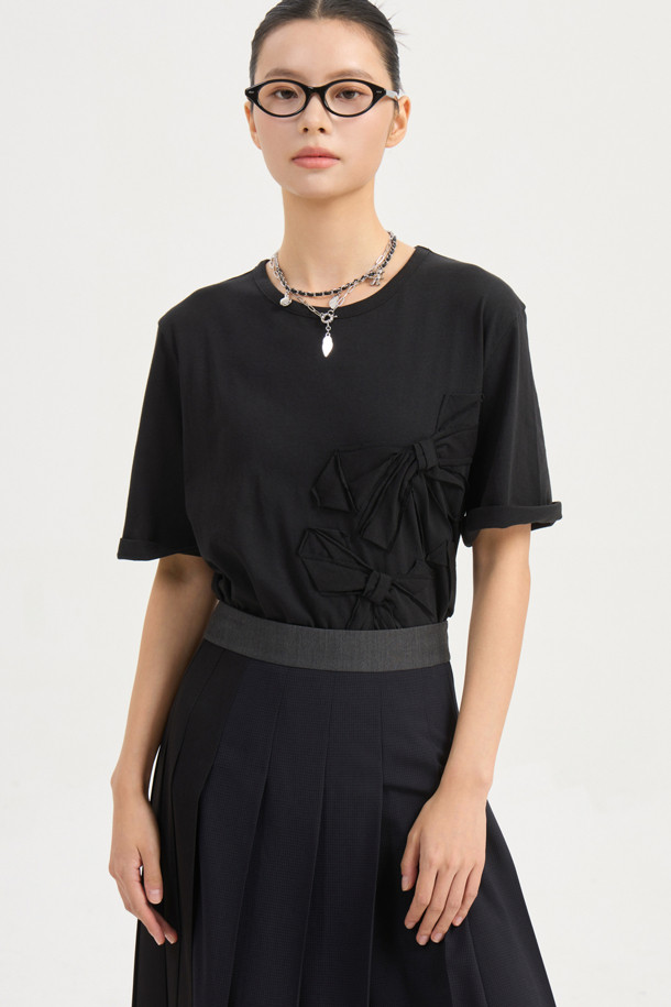 소재 믹스 플리츠 롱 스커트 (블랙)는 유니크하고 캐주얼한 스타일을 연출하는 여성용 스커트입니다. 옆 라인 지퍼와 레터링 테이프로 포인트를 더했으며, 언밸런스 기장과 세 가지 소재 믹스로 독특한 디자인을 완성했습니다. 맥시 기장의 플리츠 스커트로, 데이트룩, 쇼핑룩, 캐주얼, 미니멀, 시크 등 다양한 스타일을 소화할 수 있습니다. 사계절 내내 활용 가능한 블랙 컬러의 롱 스커트로, 매력적인 룩을 연출해 보세요.
