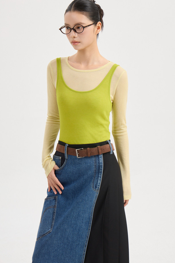 [Re-Order] 데님 스트라이프 믹스 롱 스커트 (multi color)는 여성스러운 롱 스커트로, 봄, 가을에 어울리는 아이템입니다. 유니크하면서도 클래식한 스타일을 연출하며, 데님과 울 소재의 조화가 돋보입니다. 세미 A라인 핏과 한쪽 플리츠 디테일이 세련된 실루엣을 완성하며, 앞 지퍼 여밈으로 편안하게 착용 가능합니다. 멀티 컬러 스트라이프 패턴이 돋보여 데이트룩, 모임룩, 카페룩 등 다양한 TPO에 활용하기 좋습니다. 미니멀하고 캐주얼한 스타일을 즐기는 분들께 추천합니다.
