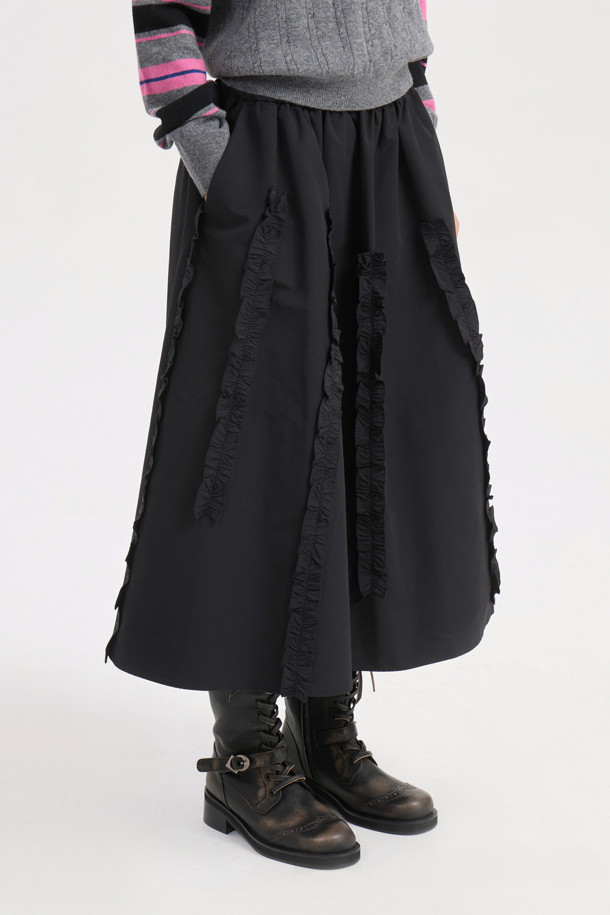 **프릴 포인트 밴딩 롱 스커트 (블랙)**는 여성스러운 무드를 연출하는 캐주얼 스타일의 롱 스커트입니다. 면과 폴리에스테르 혼방 소재로 제작되어 편안한 착용감을 선사하며, 사계절 내내 활용하기 좋습니다. A라인 핏에 프릴 디테일이 더해져 볼륨감 있는 실루엣을 완성하며, 밴딩 허리 디자인으로 편안함을 더했습니다. 데이트룩, 산책룩 등 다양한 TPO에 미니멀, 클래식 스타일로 연출하여 세련된 분위기를 낼 수 있습니다. 블랙 컬러의 무지 디자인으로 어떤 상의와도 매치하기 용이하여 활용도가 높습니다.
