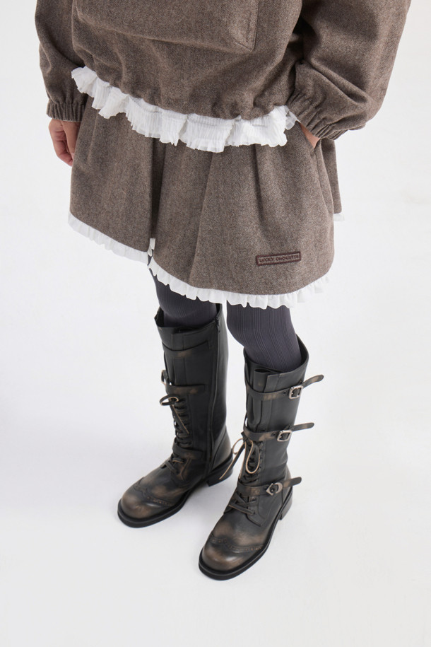 헤링본 패턴의 프릴 포인트 미디 스커트(브라운)는 가을, 겨울 시즌에 어울리는 여성용 스커트입니다. 울 소재로 제작되어 따뜻한 촉감을 선사하며, 두꺼운 두께감으로 포근하게 착용할 수 있습니다. A라인 핏에 옆 지퍼 여밈, 턱 셔링 디테일, 밑단 러플 배색, 레터링 자수 디자인이 더해져 클래식하면서도 유니크한 분위기를 연출합니다. 오피스룩, 모임룩, 데이트룩 등 다양한 TPO에 활용하기 좋으며, 미니멀, 시크 스타일을 선호하는 분들께 추천합니다.
