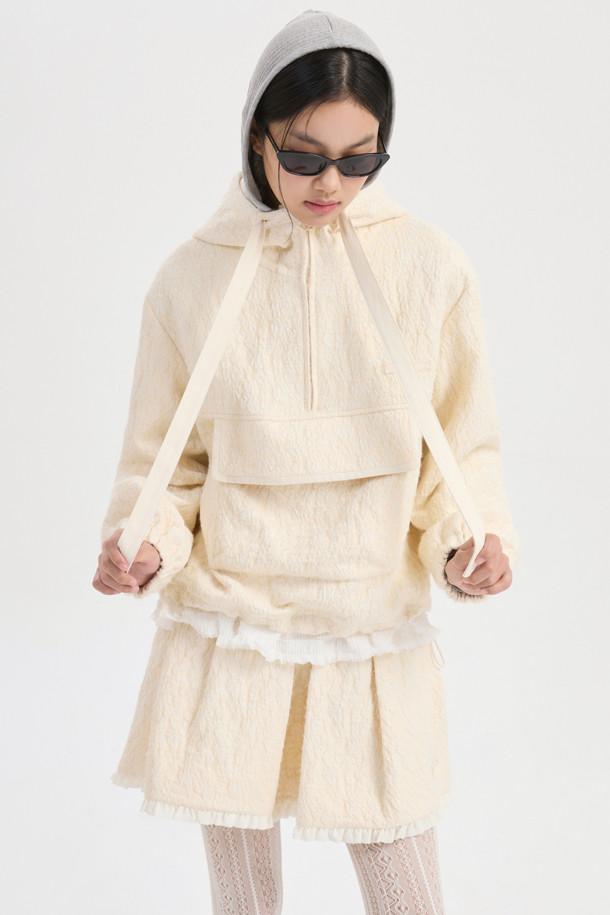 프릴 포인트 헤링본 미디 스커트 (아이보리)는 여성스러운 실루엣을 연출하는 스커트입니다. 울 소재로 제작되어 가을과 겨울에 따뜻하게 착용할 수 있으며, 두꺼운 두께감으로 포근한 착용감을 선사합니다. 클래식하고 유니크한 헤링본 패턴에 A라인 핏으로 다리 라인을 더욱 아름답게 강조합니다. 밑단 러플 배색, 턱 셔링 디테일, 레터링 자수, 옆 지퍼 여밈 디자인이 돋보이며, 오피스룩, 모임룩, 데이트룩 등 다양한 TPO에 활용 가능합니다. 클래식, 미니멀, 시크 스타일을 즐기는 분들께 추천합니다.
