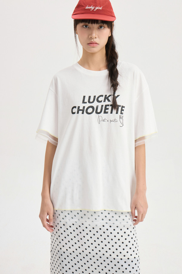 도트 밴딩 미디 스커트 (아이보리)는 여성스러운 무드와 캐주얼함을 동시에 연출할 수 있는 미디 스커트입니다. 부드러운 촉감의 폴리에스터, 사틴 혼방 소재로 제작되어 편안한 착용감을 선사하며, 은은한 광택감이 고급스러운 분위기를 더합니다. 허리 스트링 디테일과 허리 중심 레터링 테이프로 포인트를 주어, H라인 핏으로 다리가 길어 보이는 효과를 줍니다. 일상, 데이트룩, 카페룩, 쇼핑룩 등 다양한 TPO에 활용 가능하며, 캐주얼, 클래식, 로맨틱 스타일을 모두 소화할 수 있습니다. 무릎 아래 기장의 아이보리 컬러 도트 패턴 스커트로, 봄, 여름 계절에 산뜻하게 즐길 수 있습니다.
