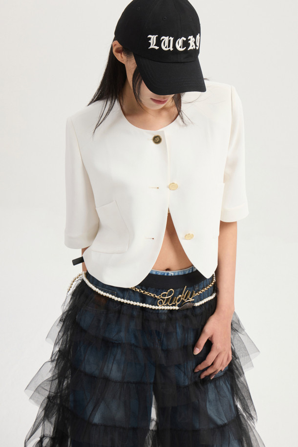 부드러운 메쉬 소재로 제작된 Frill Mesh Banding 롱 스커트(블랙)는 페미닌하고 유니크한 무드를 연출합니다. 허리 밴딩과 맥시 기장으로 편안한 착용감을 선사하며 A라인, 루즈핏 디자인으로 자연스러운 실루엣을 완성합니다. 풍성한 볼륨감을 더하는 프릴 디테일이 돋보이는 데일리 롱 스커트입니다.
