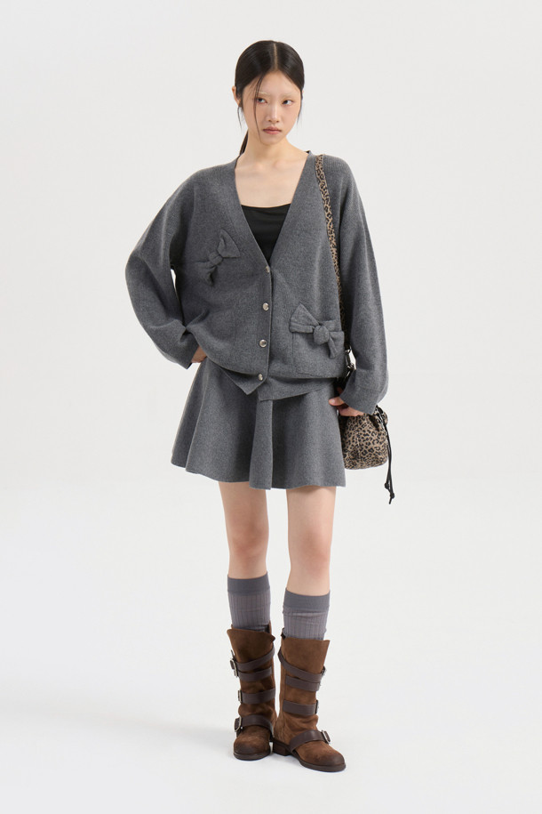 [Re-Order] 플레어 니트 스커트 (멜란지 그레이)는 가을과 겨울, 페미닌하고 유니크한 스타일을 연출하는 여성용 스커트입니다. 울과 코튼 혼방의 탄탄한 두께감으로 제작되어, 슬림핏 플레어 라인이 체형 보완에 도움을 줍니다. 멜란지 그레이 컬러의 무지 디자인으로, 다양한 상의와 레이어드하여 클래식, 미니멀, 걸리시한 스타일을 완성할 수 있습니다. 뒤 포켓 리본 디테일이 돋보이며, 가디건이나 풀오버와 세트로 착용하여 데이트룩, 카페룩, 겨울 데일리룩을 연출하기 좋습니다.
