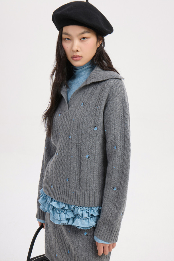 멜란지 그레이 컬러의 케이블 자수 니트 스커트입니다. 울, 캐시미어, 나일론 혼방 소재로 제작되어 부드러운 촉감과 따뜻함을 선사합니다. H라인 핏의 미니스커트로, 허리 밴딩과 케이블, 플라워 자수 디테일이 돋보입니다. 가을, 겨울 시즌 데이트룩, 모임룩, 클래식, 미니멀, 캐주얼 스타일 모두 소화 가능한 아이템입니다. 니팅 조직감이 포근한 분위기를 더합니다.
