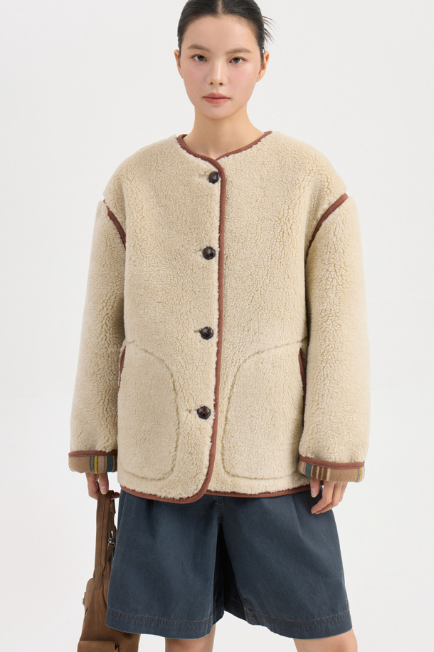 라운드 넥 페이크 퍼 점퍼 (라이트 베이지)는 부드러운 촉감의 페이크 퍼 소재로 제작되어 가을과 겨울에 따뜻하게 입을 수 있는 여성용 점퍼입니다. 힙 기장의 박시 핏 디자인으로 캐주얼하면서도 클래식한 스타일을 연출하며, 양면 착용이 가능하여 다양한 분위기를 낼 수 있습니다. 라이트 베이지 컬러의 무지 디자인은 어떤 옷에도 잘 어울리며, 버튼 여밈 방식과 긴 소매 기장으로 편안함을 더했습니다. 스웨이드 파이핑 디테일이 고급스러움을 더하며, 겨울 데일리룩, 모임룩, 데이트룩 등 다양한 TPO에 활용하기 좋습니다.
