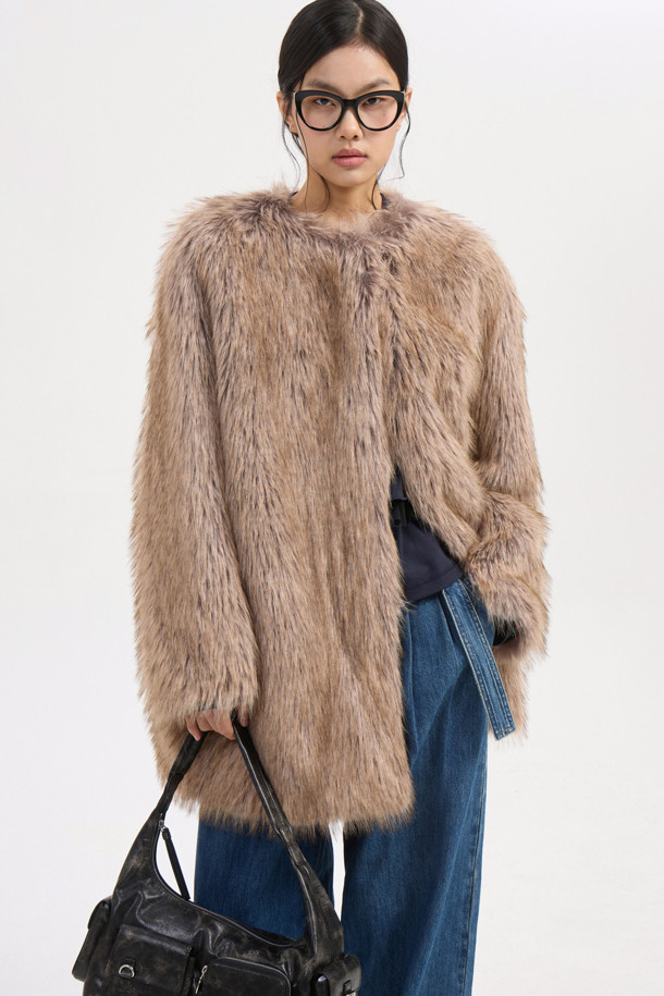 Fake Fox 노 칼라 코트 (브라운)는 부드러운 페이크 퍼와 페이크 폭스 소재로 제작되어 포근한 착용감을 선사합니다. 무릎 기장의 오버핏 디자인으로, 스타일리시하면서도 유니크한 분위기를 연출하며, 노 칼라 타입의 캐스카 여밈 방식으로 편안하게 착용할 수 있습니다. 가을, 겨울 시즌에 어울리는 두꺼운 두께감으로 보온성을 높였으며, 로고 패턴 안감으로 고급스러움을 더했습니다. 데이트룩, 모임룩, 연말 모임룩 등 다양한 TPO에 활용 가능하며, 클래식, 미니멀, 시크 스타일을 즐겨 입는 여성분들께 추천합니다. 브라운 컬러의 무지 디자인은 어떤 스타일에도 쉽게 매치할 수 있어 활용도가 높습니다.
