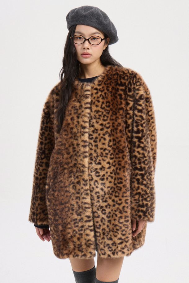 세련된 분위기를 연출하는 페이크 폭스 노 칼라 코트입니다. 오버핏 디자인에 무릎 기장으로, 겨울철 따뜻함과 스타일리시함을 동시에 잡았습니다. 멀티컬러와 레오파드 패턴으로 유니크함을 더하며, 부드러운 페이크 퍼 소재가 포근한 착용감을 선사합니다. 가볍고 풍성한 실루엣에 럭키 로고 패턴 안감으로 포인트를 주어 고급스러운 무드를 연출합니다. 모임룩, 연말 모임룩에 시크하고 클래식한 스타일을 더해보세요.
