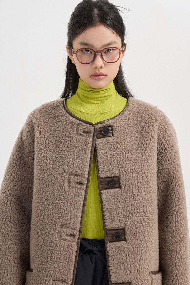 부드러운 촉감의 브라운 컬러 페이크 퍼 롱 코트입니다. 오버핏 디자인에 맥시 기장으로, 가을과 겨울에 따뜻하게 착용할 수 있습니다. 겉감은 울, 인조가죽, 퍼 소재로, 안감은 리버시블 디자인으로 제작되어 다양한 스타일을 연출할 수 있습니다. 싱글 버튼 여밈 방식과 아웃포켓 디테일이 돋보이며, 데이트룩, 캐주얼, 클래식, 미니멀 스타일 모두 소화 가능합니다. 시어링 코트 스타일로, 페이크 레더 마감 처리된 오버사이즈 코트입니다.
