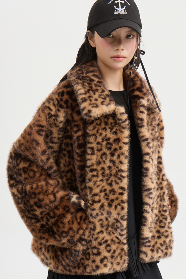브라운 컬러의 레오파드 페이크 퍼 점퍼입니다. 가을, 겨울 시즌에 시크하고 캐주얼한 스타일을 연출하기 좋으며, 세미 크롭 기장과 루즈핏으로 편안하게 착용할 수 있습니다. 부드러운 촉감의 두꺼운 페이크 퍼 소재로 제작되었으며, 볼륨감 있는 디자인과 스냅 여밈 방식이 특징입니다. 안감은 로고 패턴으로 포인트를 주었으며, 데일리룩, 데이트룩, 쇼핑룩 등 다양한 TPO에 활용하기 좋습니다.
