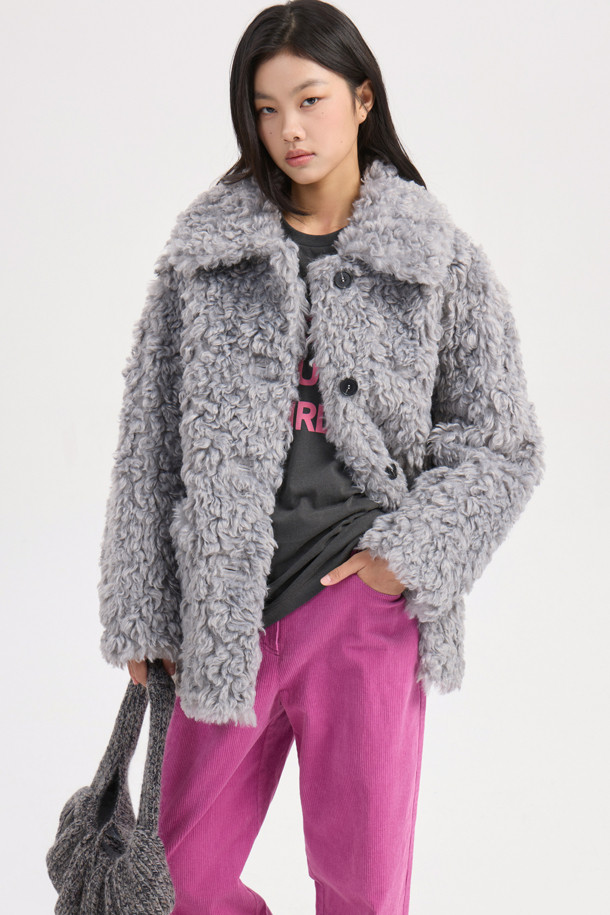 페이크 울 카라 퍼 점퍼 (라이트 그레이)는 부드러운 촉감의 페이크 퍼와 시어링 소재를 사용하여 포근함을 더한 여성용 점퍼입니다. 가을과 겨울에 어울리는 두꺼운 두께감으로 따뜻하게 착용할 수 있으며, 오버핏과 코쿤핏으로 편안한 착용감을 선사합니다. 빅 사이즈 카라와 아웃포켓, 소뿔 단추 디테일이 돋보이며, 턴업 소매로 다양한 스타일 연출이 가능합니다. 데이트룩, 모임룩 등 특별한 날은 물론 캐주얼, 클래식, 미니멀 스타일에도 잘 어울리는 다용도 아우터입니다. 라이트 그레이 컬러로 어떤 옷에도 쉽게 매치할 수 있어 활용도가 높습니다.
