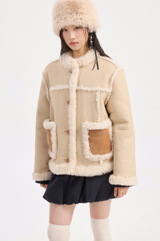 [Atelier] 램스킨 무스탕 재킷 (라이트 베이지)는 페미닌하고 고급스러운 무드를 연출하는 여성용 아우터입니다. 가을과 겨울, 데이트룩, 모임룩, 연말 모임룩에 적합하며, 클래식, 미니멀, 시크 스타일에 잘 어울립니다. 부드러운 램스킨과 스웨이드 소재를 사용하여 촉감이 뛰어나고, 루즈핏에 싱글 버튼 여밈 방식으로 편안하게 착용할 수 있습니다. 양쪽 배색 스웨이드 아웃포켓과 ATELIER 로고 장식, FUR 믹스로 디자인의 완성도를 높였습니다. 두꺼운 두께감으로 보온성을 더했으며, 긴 소매 기장과 레귤러 기장으로 어떤 스타일에도 잘 어울리는 활용도 높은 무스탕입니다.
