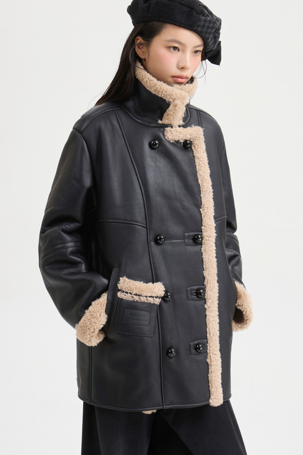 [Atelier] 라이더 리얼 머스탱 (블랙)은 메릴리뇨 램스킨 소재로 제작되어 부드러운 촉감을 자랑하는 무스탕입니다. 가을과 겨울, 일상에서 클래식하고 스타일리시한 무드를 연출하며, 오버핏에 힙 기장의 디자인으로 편안한 착용감을 선사합니다. 블랙 컬러에 싱글 버튼 여밈 방식과 금속 단추, 핸드메이드 위빙 테이프 장식, 카라 디테일이 더해져 고급스러움을 더했습니다. 겨울 데일리룩, 데이트룩, 모임룩 등 다양한 TPO에 맞춰 클래식, 미니멀, 시크 스타일을 완성해 보세요.
