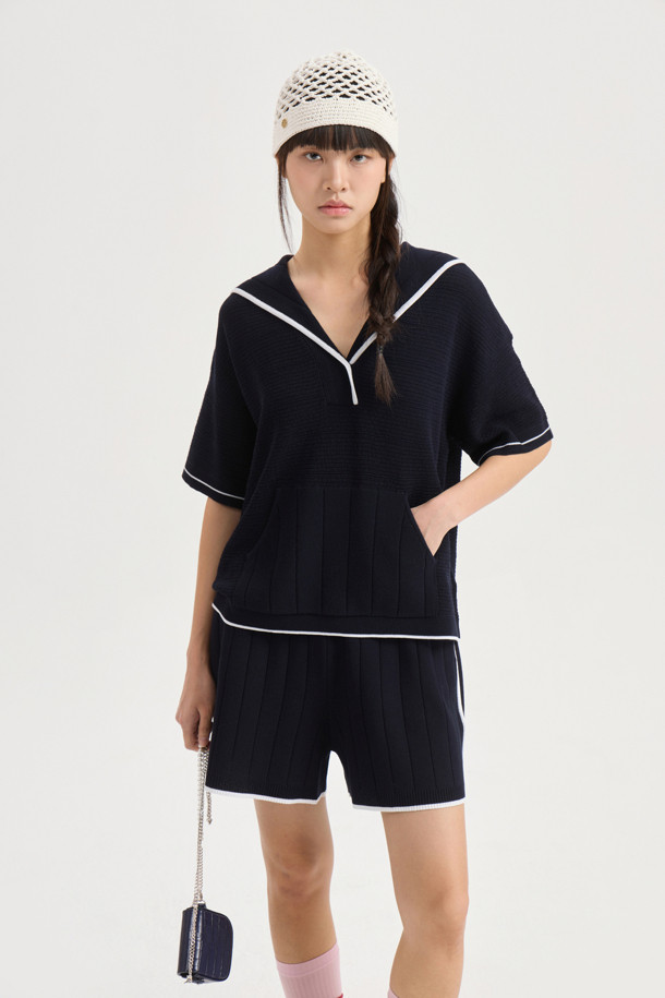 다크 네이비 컬러의 [Re-Order] Color Piping Knit Shorts는 여름철 시원하게 즐길 수 있는 여성용 니트 쇼츠입니다. 얇고 시원한 촉감의 니트 소재에 레귤러 핏으로 편안함을 더했으며, 컬러 파이핑 디테일과 세로 조직감, 볼륨감 있는 조직으로 포인트를 주어 캐주얼한 스타일을 연출합니다. 체형 커버에도 효과적인, 데일리하게 활용하기 좋은 무지 디자인의 숏 기장 바지입니다.
