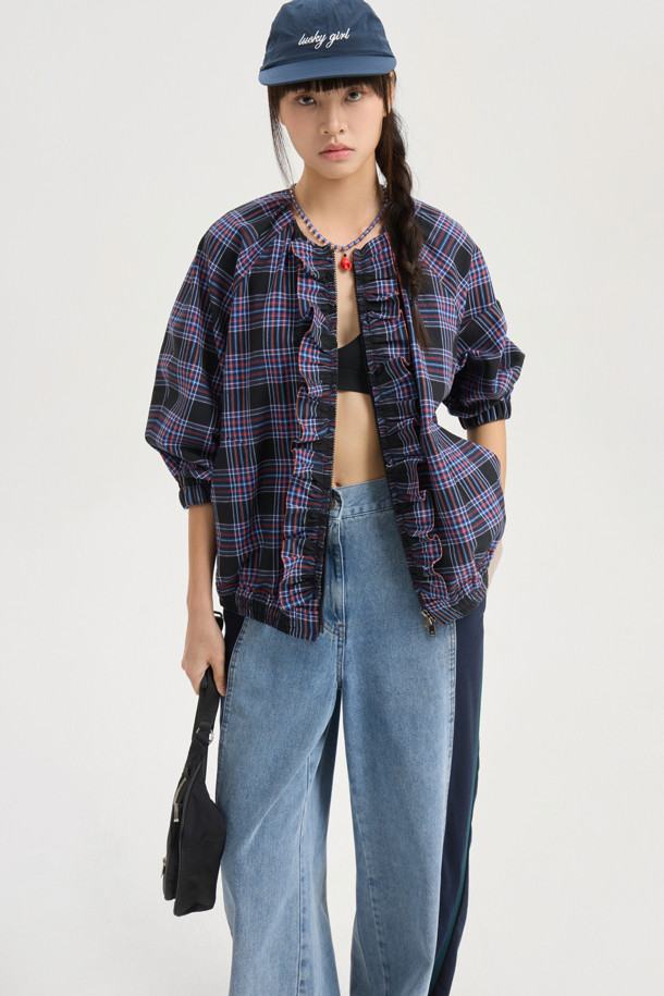 Jersey Back Banding 데님 와이드 팬츠 (블루)는 캐주얼한 스타일의 여성용 데님 와이드 팬츠입니다. 봄, 가을에 착용하기 좋으며, 뒷밴딩 처리로 편안한 착용감을 선사합니다. 앞 중심 지퍼, 로고 캔톤, 리벳 디테일, 사이드 배색 절개가 특징이며, 세미 와이드 핏의 맥시 기장으로 다리가 길어 보이는 효과를 줍니다.
