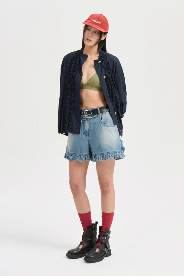 [Re-Order] Hem Frill Back Banding 데님 숏팬츠 (blue)는 여성스러운 스타일의 캐주얼 숏팬츠입니다. 뒷면 밴딩 처리로 편안한 착용감을 제공하며, 프릴 디테일이 돋보입니다. 데님 소재로 제작되었으며, 로고 캔톤, 리벳, 뒷 포켓 스티치 자수, 앞 중심 지퍼 등 섬세한 디테일을 더했습니다. 봄, 여름 시즌에 시원하게 즐겨 입을 수 있습니다.
