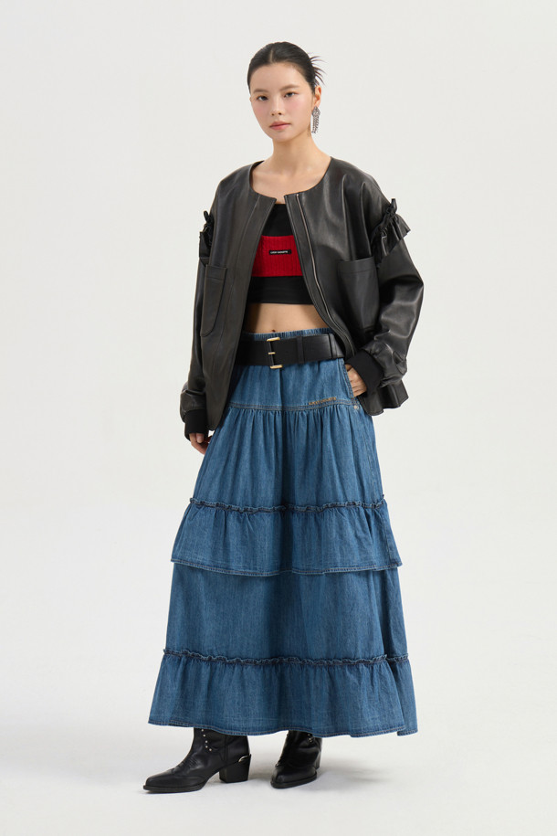 프릴 밴딩 데님 롱 스커트 (블루)는 캐주얼하면서도 여성스러운 무드를 연출하는 데님 롱 스커트입니다. 허리 밴딩과 셔링 디테일이 편안한 착용감과 함께 자연스러운 실루엣을 선사하며, A라인 핏으로 다리가 더욱 길어 보이는 효과를 줍니다. 맥시 기장으로 우아함을 더하고, 레터링 자수 포인트가 밋밋함을 덜어줍니다. 봄, 가을 시즌에 데이트룩, 동네 마실룩, 봄 소풍룩 등 다양한 TPO에 맞춰 스타일리시하게 연출할 수 있습니다. 데님 소재 특유의 뻣뻣한 촉감이 특징이며, 미니멀, 로맨틱 스타일을 즐겨 입는 여성분들께 추천합니다.
