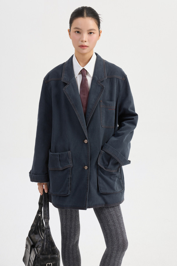 다크 그레이 컬러의 Pocket Point 워싱 데님 재킷입니다. 캐주얼 및 스트릿 스타일을 즐기는 분들께 적합하며, 봄, 가을 시즌에 활용하기 좋습니다. 오버핏으로 제작되어 편안한 착용감을 선사하며, 워싱 가공과 빅 아웃포켓, 턱 디테일이 특징입니다. 데이트룩이나 쇼핑룩에 코디하여 개성 있는 스타일을 연출해보세요. 긴 소매와 버튼 여밈 방식의 레귤러 기장 디자인입니다.
