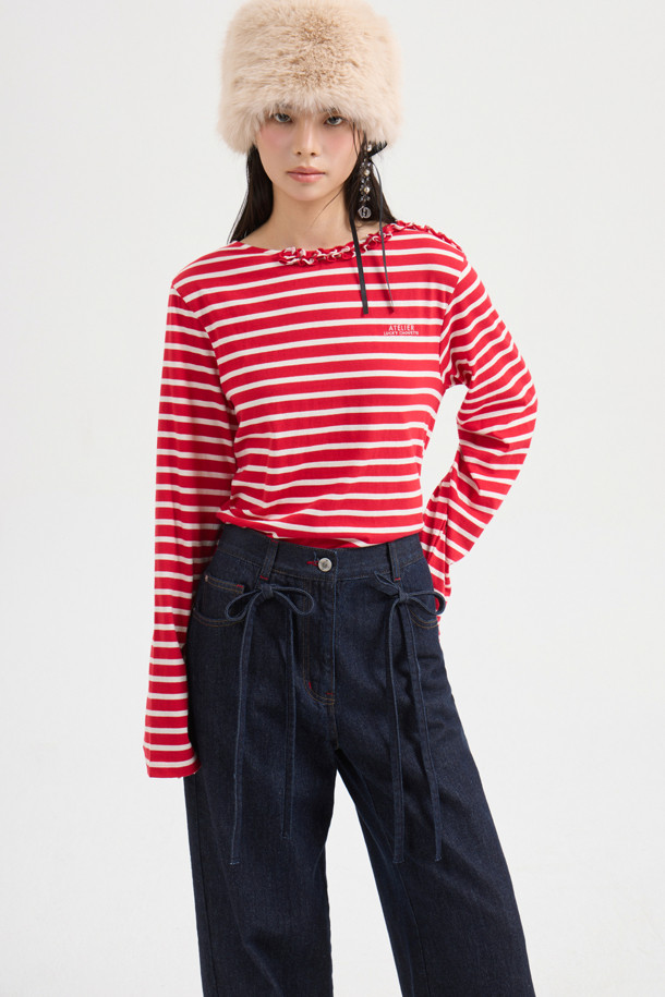 리본 포인트 인디고 데님 팬츠 (다크 블루)는 캐주얼, 미니멀, 클래식 스타일을 아우르는 여성 데님 팬츠입니다. 사계절 착용 가능하며, 와이드핏 맥시 기장으로 편안하면서도 세련된 실루엣을 연출합니다. 다크 블루 컬러의 무지 데님 소재로 제작되었으며, 앞 중심 지퍼 클로징과 앞 벨트고리 리본 디테일로 포인트를 더했습니다. 뒤판 개발 텍션지와 뒤 포켓 개발 자수 디자인으로 밋밋함을 덜어냈습니다. 데이트룩과 쇼핑룩에 활용하기 좋습니다.
