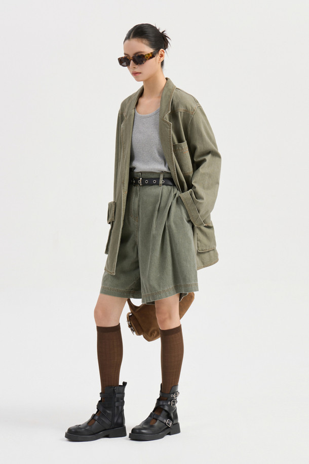 워싱 데님 백 밴딩 쇼츠 (khaki)는 캐주얼한 스타일을 연출하기 좋은 데님 숏팬츠입니다. 봄, 여름 시즌에 적합하며, 유니섹스 디자인으로 누구나 편안하게 착용할 수 있습니다. 톤 다운된 카키 컬러에 무지 패턴으로 어떤 상의와도 잘 어울립니다. 뒷밴딩 처리로 편안한 착용감을 제공하며, 앞 중심 지퍼와 로고 캔톤 장식, 앞 턱 디테일이 더해져 밋밋함을 덜었습니다. 동네 마실룩, 여행룩, 휴가룩 등 다양한 TPO에 활용하여 개성 있는 스타일을 완성해보세요.
