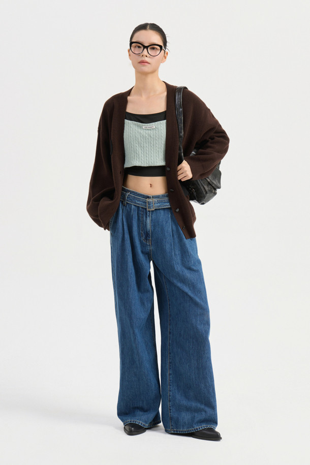 와이드 데님 팬츠 (With Belt)는 여성 고객을 위한 캐주얼 및 스트릿 스타일의 바지입니다. 봄, 가을 계절에 적합하며, 일상용으로 착용하기 좋습니다. 루즈핏의 와이드 실루엣에 벨트가 포함되어 있어 다양한 스타일 연출이 용이합니다. 허리 턱 디테일과 럭키슈에뜨 로고 캔톤, 리벳 디테일이 돋보이며, 맥시 기장으로 다리가 길어 보이는 효과를 줍니다. 무지 디자인의 데님 소재로 제작되어 편안한 착용감을 선사합니다. 
