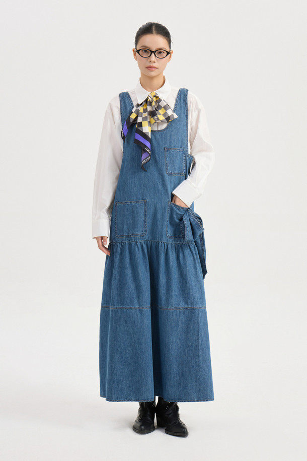 레이어드 데님 롱 드레스 (블루)는 여성스러운 실루엣을 연출해 주는 맥시 기장의 데님 원피스입니다. 캐주얼, 클래식 스타일을 모두 소화할 수 있으며, 봄, 가을에 데이트룩, 카페룩, 봄 소풍룩으로 활용하기 좋습니다. 루즈핏 A라인으로 편안한 착용감을 선사하며, 뻣뻣한 촉감의 데님 소재로 제작되었습니다. 라운드넥 민소매 디자인에 뒷면 지퍼, 로고 리벳, 앞면 포켓, 리본 장식, 허리 셔링 디테일이 더해져 포인트를 더합니다.
