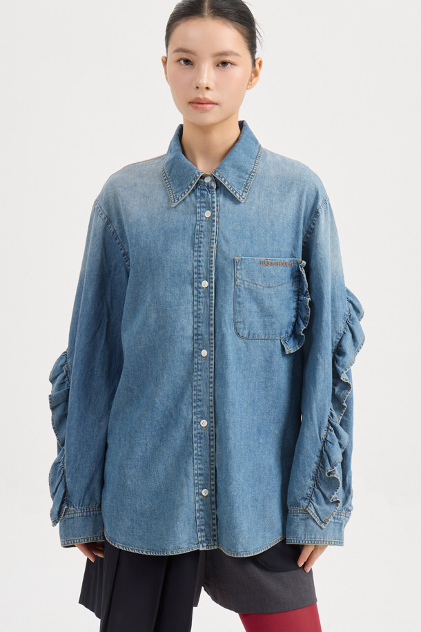 [Re-Order] 프릴 데님 셔츠 블라우스 (블루)는 캐주얼, 미니멀, 클래식 스타일을 모두 아우르는 여성 의류입니다. 봄, 가을에 착용하기 좋으며, 루즈핏의 크롭 기장 디자인으로 시원하고 편안한 착용감을 선사합니다. 차이나 칼라와 긴 소매, 프릴 디테일이 여성스러움을 더하고, 가슴 포켓과 레터링 자수, 앞 중심 단추가 포인트입니다. 데이트룩, 카페룩, 쇼핑룩 등 다양한 TPO에 활용하기 좋은 블루 컬러의 데님 블라우스입니다.
