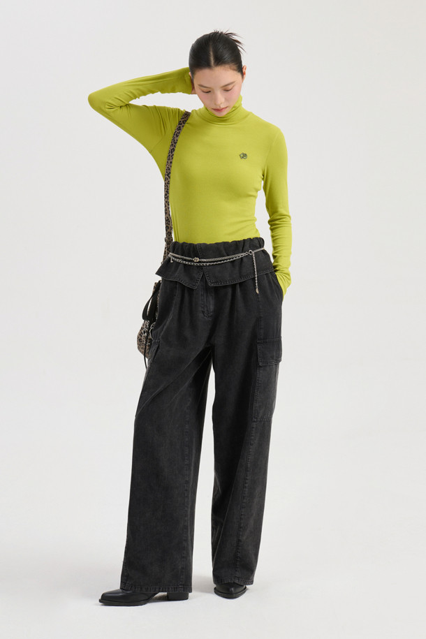 오르비 포인트 백 밴딩 데님 팬츠 (블랙)는 캐주얼, 스트리트, 미니멀 스타일을 즐기는 분들을 위한 데님 팬츠입니다. 사계절 내내 활용 가능한 이 팬츠는 넉넉한 루즈핏으로 편안한 착용감을 선사하며, 무지 디자인으로 어떤 상의와도 쉽게 매치할 수 있습니다. 뒷밴딩 처리와 원턱 디자인이 특징이며, 아웃포켓, 로고 캔톤, 리벳 디테일로 포인트를 더했습니다. 일상, 동네 마실룩, 여행룩 등 다양한 TPO에 활용하기 좋습니다.
