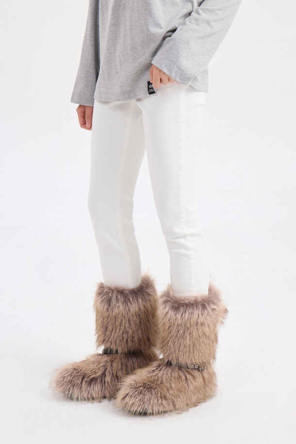 아이보리 컬러의 Back Banding 데님 제깅스 팬츠입니다. 슬림핏으로 떨어지는 긴 기장의 여성용 바지로, 캐주얼, 미니멀, 클래식한 스타일을 연출하기 좋습니다. 뒷밴딩 처리로 편안한 착용감을 선사하며, 앞 중심 지퍼, 로고 캔톤, 리벳 디테일, 뒷포켓 텍스처 등 섬세한 디자인 요소가 돋보입니다. 데님 소재 특유의 신축성 있는 촉감으로 사계절 내내 활용 가능하며, 출근룩으로도 잘 어울립니다. 무지 디자인으로 다양한 상의와 손쉽게 매치할 수 있습니다.
