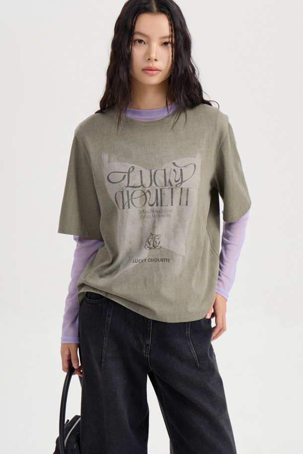 [Re-Order] 세미 와이드 데님 팬츠는 다크 그레이 컬러의 여성 데님 팬츠입니다. 봄, 가을에 어울리는 중간 두께감과 와이드핏으로 편안한 착용감을 선사합니다. 럭키슈에뜨 로고 캔톤과 리벳 디테일, 개발 스티치 자수가 돋보이며, 캐주얼, 미니멀, 클래식 스타일을 모두 아우르는 디자인입니다. 데이트룩, 출근룩 등 다양한 TPO에 활용 가능하며, 어떤 상의와도 쉽게 매치하여 멋스러운 스타일을 연출할 수 있습니다.
