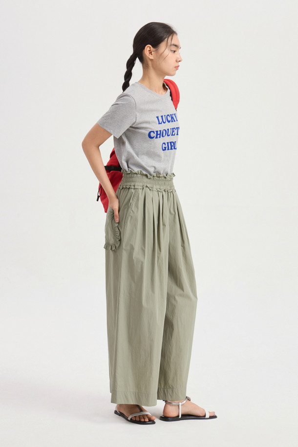 라이트 카키 컬러의 Tuck Point Wide Banding Pants는 여성용 와이드 팬츠입니다. 허리 턱과 셔링 디테일, 포켓 배색 스티치로 포인트를 더해 캐주얼하면서도 클래식한 무드를 선사하며, 봄, 여름 시즌 얇은 면 혼방 소재로 편안하게 착용 가능합니다. 루즈핏의 맥시 기장으로 웨어러블하게 연출할 수 있는 데일리 팬츠입니다.
