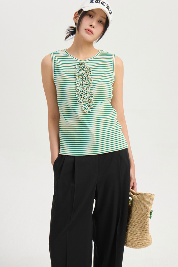 Tuck Point Back Banding Wide Pants (black)는 편안한 착용감을 선사하는 여성용 와이드 팬츠입니다. 앞 중심 지퍼와 턱 디테일로 세련된 포인트를 더했으며, 뒷 포켓 엠블럼 자수와 뒷밴딩 디자인으로 활동성을 높였습니다. 봄, 여름, 가을 3계절 활용 가능한 블랙 컬러의 맥시 기장, 베이직하고 캐주얼한 스타일의 웨어러블 아이템입니다.
