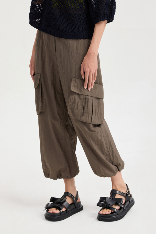 **Pocket Point Back Banding 조거 팬츠 (brown)**는 캐주얼한 스타일의 조거핏 바지로, 편안한 착용감을 선사합니다. 나일론 소재로 제작되어 바스락거리는 촉감이 특징이며, 뒤 허리 밴딩으로 활동성을 높였습니다. 밑단 스트링과 양옆 아웃포켓 디테일로 실용성을 더한 데일리 아이템입니다.
