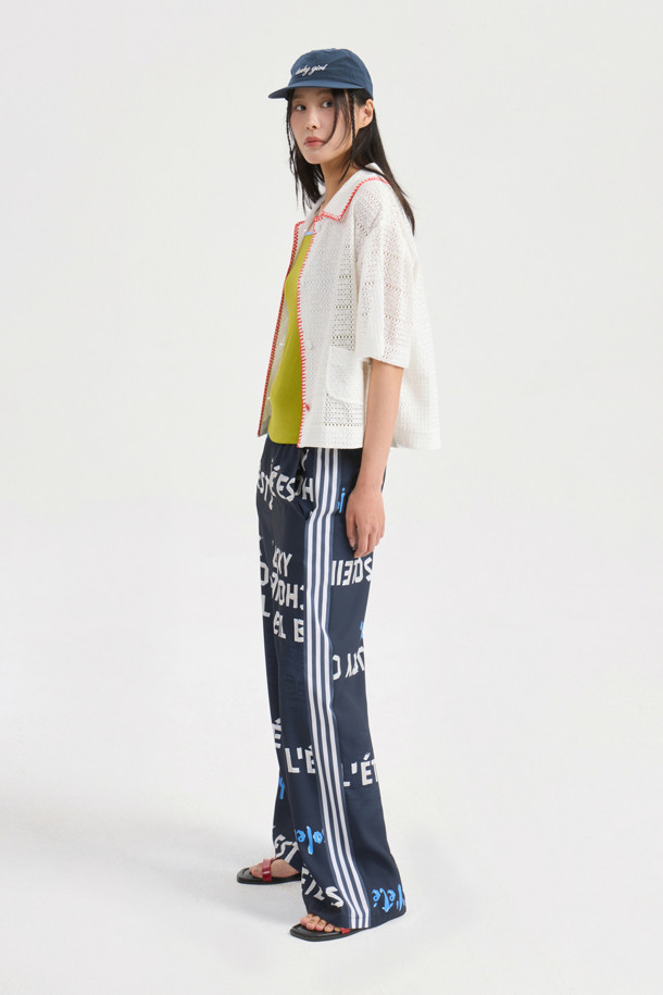 다크 네이비 컬러의 Side Coloring Print Banding Pants는 시원한 폴리에스터 소재로 제작되어 여름철에도 쾌적하게 착용할 수 있습니다. 와이드 핏으로 편안함을 강조하며, 옆라인 스트라이프 배색과 럭키슈에뜨 레터링 프린트가 캐주얼한 스타일을 연출합니다. 맥시 기장의 와이드 팬츠로, 밴딩 처리되어 활동성 또한 높습니다.
