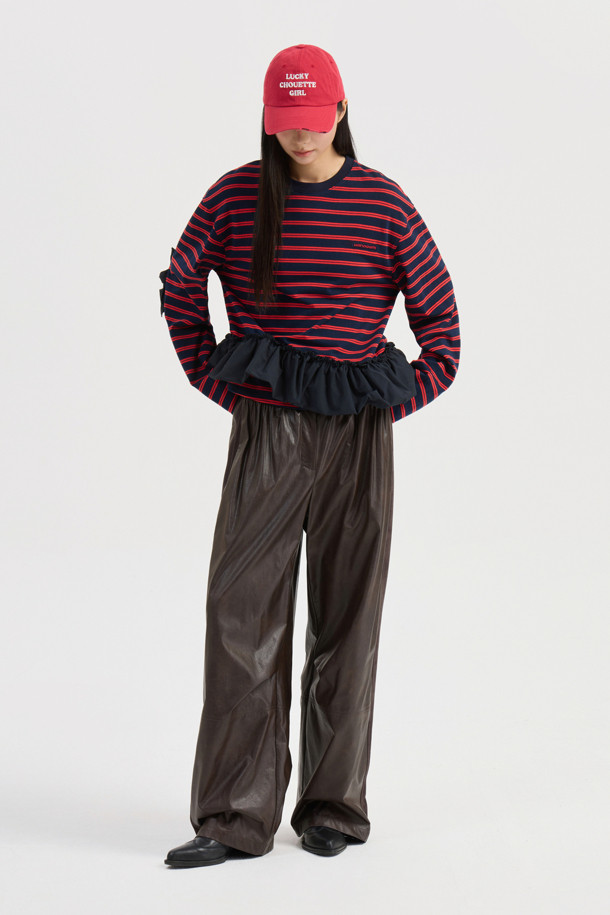 셔링 포인트 백 밴딩 페이크 레더 팬츠 (브라운)는 가을, 겨울 시즌 여성의 캐주얼, 시크, 미니멀 스타일을 완성하는 와이드 핏 가죽 팬츠입니다. 부드러운 촉감의 인조가죽 소재에 셔링 디테일과 뒷밴딩, 앞 중심 지퍼 디자인이 더해져 유니크하면서도 편안한 착용감을 제공합니다. 맥시 기장으로 다리 라인을 자연스럽게 커버하며, 브라운 컬러가 세련된 분위기를 연출합니다. 일상, 모임, 데이트 등 다양한 TPO에 활용하여 멋스러운 겨울 데일리룩을 연출해보세요. 루즈핏으로 편안함과 스타일을 동시에 잡았습니다.
