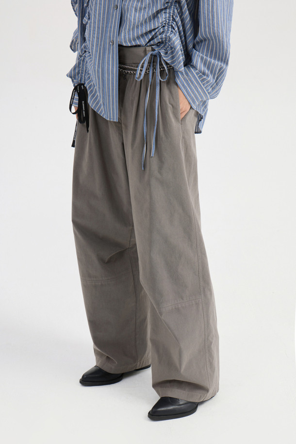 셔링 포인트 백 밴딩 코튼 팬츠 (카키)는 부드러운 면 소재로 제작되어 편안한 착용감을 선사합니다. 뒷밴딩 처리로 허리 부분의 편안함을 더했으며, 셔링 디테일로 포인트를 주어 캐주얼한 무드를 연출합니다. 와이드핏과 맥시 기장으로 다리가 길어 보이는 효과를 주며, 앞 중심 지퍼로 깔끔한 마무리를 더했습니다. 봄, 여름, 가을 계절에 동네 마실룩이나 산책룩 등 편안한 일상 스타일을 완성하기 좋습니다.
