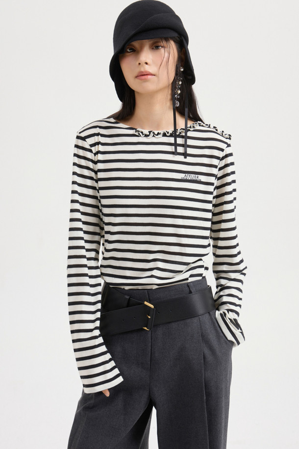 멜란지 그레이 컬러의 리본 포인트 울 와이드 팬츠는 가을, 겨울 시즌에 어울리는 여성 의류입니다. 넉넉한 와이드 핏과 두꺼운 두께감으로 포근하고 클래식한 스타일을 연출합니다. 허리 안쪽 배색과 턱 디테일이 특징이며, 리본 디테일로 여성스러움을 더했습니다. 지퍼 클로징으로 깔끔하게 마무리하며, 오피스룩, 모임룩, 겨울 데일리룩 등 다양한 TPO에 활용할 수 있습니다. 미니멀, 클래식 스타일을 즐기는 분들께 웨어러블한 아이템입니다.
