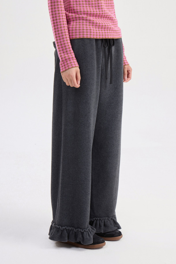 [Re-Order] 프릴 포인트 밴딩 팬츠 (grey)는 부드러운 플리스 소재의 와이드 핏 바지입니다. 톤 다운된 grey 컬러로 어떤 상의에도 쉽게 매치하여 캐주얼, 미니멀, 클래식 스타일을 연출할 수 있습니다. 허리 밴딩 처리로 편안한 착용감을 선사하며, 밑단 프릴 디테일이 여성스러운 포인트를 더합니다. 뒷 포켓 레터링 자수로 밋밋함을 덜었으며, 넉넉한 루즈핏과 긴 기장으로 가을, 겨울철 따뜻하게 즐겨 입기 좋습니다. 동일 소재 점퍼와 세트로 더욱 스타일리시하게 연출해 보세요. 집콕룩, 산책룩, 여행룩 등 다양한 TPO에 활용 가능합니다.
