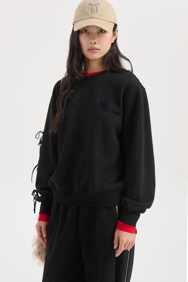 허리 테이프 져지 밴딩 팬츠 (블랙)는 캐주얼, 스트릿 스타일을 연출하기 좋은 밴딩 바지입니다. 일상, 집콕, 산책, 여행 등 다양한 상황에서 편안하게 착용할 수 있습니다. 양 사이드 절개 배색과 허리 레터링 자수, 장식 테이프 디테일이 돋보이며, 루즈핏으로 활동성을 높였습니다. 져지 소재로 제작되어 편안한 착용감을 제공하며, 웨어러블 아이템으로 활용도가 높습니다.
